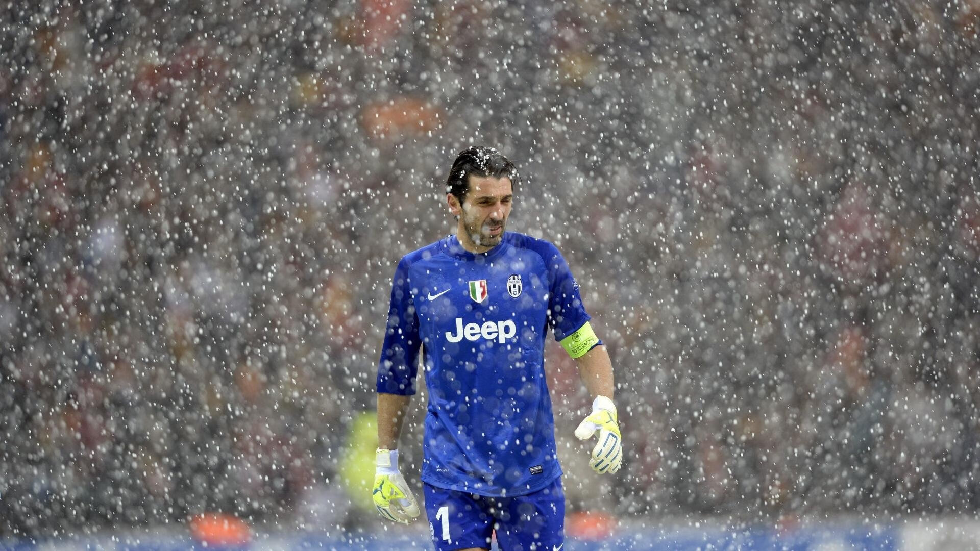 游泳队人数虽少,但质量不减,游泳队员组成一个方阵进行表演,已知方阵最外层有28人